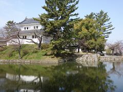 土浦駅からバスに乗って、土浦城にやってきました。
亀城公園前で下車すれば、すぐに堀や櫓が目に入ります。