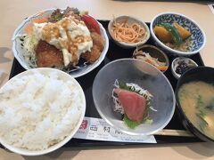 遅めの昼ご飯で、とさのさとにある西村商店でアジフライ定食。これで1200円程度だったと記憶。アジは肉厚でおいしい。他の方が食べてる刺身定食も船盛みたいなボリュームですごかった。とさのさとはJAがやっているようで、生鮮食品はもちろん、高知土産等たくさんそろってました。米粉のシフォンケーキの端っこを地元民ぽい人がみんな買ってくから真似したら・・激うまでした。