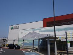 土浦駅から、石岡駅に到着。
2016(平成28)年に完成したまだ新しい駅舎です。