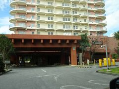 行く途中には、ベッセルホテルカンパーナ沖縄があります。アメリカンビレッジは、このホテルを目印にするとわかりやすいです。
