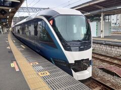 東京駅ではサフィール踊り子のお顔が撮れなかったので、伊東駅で去り行く後ろ姿を見送りました。　すっきりしててどこかロボット風。可愛いですね。

ところで、ですが、この列車は一か月前からネットでサクサク予約出来るんですが、QRコードみたいなのは出てこなくて、紙の切符を発券してもらう必要があるんです。なので、博多駅のみどりの窓口に行ったら、なんとNG。理由を職員さんに聞くと、うちはJR西日本で、JR東日本は別の会社だから、ですって。

え～～っ？！　ネットで予約だけは出来るけど、あとはJR東日本管内で発券してもらえって？！　全国同じ「みどりの窓口」という名称を使ってるのに、九州じゃダメだなんて！　東日本以外のの住民にちと酷やない？？　

　そりゃ、乗車までに発券したらいいっちゃけん、当日、乗車駅で発券でもよかろうばってん、なにげに不安…　
　　まあね、飛行機も、LCCやったら、当日チェックインせなやもんねぇ…
　　そう思えば、しょんなかたいね…
　　　
　　　　　　　　"(-""-)"