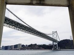 人道トンネルの出口の前には石の鳥居があり、和布刈神社（めかりじんじゃ）へとつながっています。御祭神は天照大神の荒魂「撞賢木厳之御魂天疎向津媛命（つきさかきいつのみたまあまさかるむかつひめ）」で、別称を「瀬織津姫」といい、潮の満ち引きを司る神です。神功皇后が三韓征伐からの凱旋を祝って自ら神主となり、早鞆の瀬戸のワカメを神前にささげたという古事に由来する和布刈神事の像が「門司港駅」の前に建っていました。