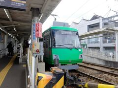 東急世田谷線宮の坂駅．　世田谷線の車両はカラフルです．