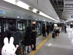 雲西駅5:26発の列車に乗ります。
できる限り早く仁川国際空港に到着してとっとと搭乗手続きを済ませて、早く出国審査を済ませたいんです。
駅のホームでご覧の通り、人がいるんです。
恐らく、空港から近い地なので、１泊ここで泊まって早朝出発のフライトに乗る韓国人が多いと思います。

さて、乗りますか！