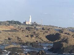 少し先に野島崎灯台が見えます。
あそこが千葉県の最南端です。