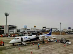 福岡から大阪伊丹空港経由で青森まで行きます。
伊丹空港からはプロペラ機でした。