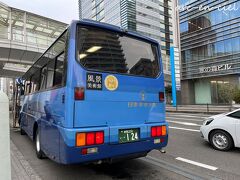 静岡駅南口から、ホテルの無料送迎バスに乗車します。
東静岡駅を経由して、約35分の山道を走り、
