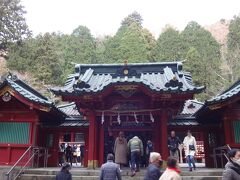 大涌谷に行こうとするも大渋滞で引き返し、箱根神社にスイッチ。
ここも駐車場が混んでて、警備員さんが華麗にさばいてた。