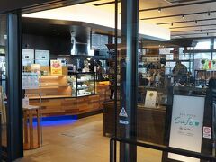 1階の見学を終えたところでお腹も空いたのでホテルニューオータニ博多の運営する「カフェ アクアム」に入ります。