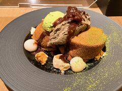 バスで京都駅に戻ってきました。
甘いものが食べたくて、伊勢丹イートパラダイスの「パティスリー＆カフェデリーモ」へ。日曜日のおやつ時でしたのでちょっと待たされましたが、すみっこのソファー席でラッキーでした。
贅沢にチョコパンケーキ、色んな食感を楽しめて美味しかったです！