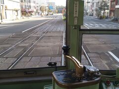 レンタカーを借りるため、JR松山駅へ市電で向かいます。途中、線路が交差しているところがありました。