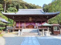 繁多寺は四国50番札所で、孝謙天皇の勅願で行基により開基、その後は弘法大師が修行したというお寺です。