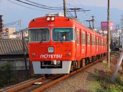 途中の石手川公園で下車して電車を撮影してみました。元京王電鉄の車両が改造されて今でも運用されています。