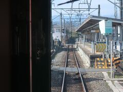 西大家駅
片側単式ホームの駅です
一本松駅で鶴ヶ島市に入った電車も再び坂戸市へ

東武越生線は基本単線の路線ですが