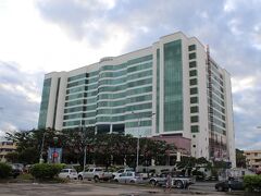 コタキナバル市街中心部にある宿からは、１０分足らずで海沿いのリゾートホテル、ル・メリディアン・コタキナバルに到着。

マレーシアなら物価が安いから、こんなホテルに泊まってみてもよかったかな？