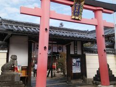 御霊神社(ごりょうじんじゃ)
奈良時代は元興寺の寺域だった場所。その南大門前で霊を慰めるための御霊会という催しが行われた事がこの神社のはじまりだそうです。