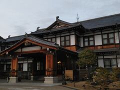 奈良ホテルの見学にやってきました。
少し高台にあります。