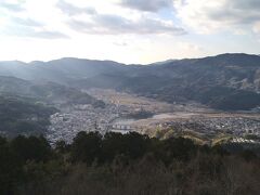 冨士山へ。
展望台からの眺め。結構高い。はるか下に大洲城が見えます。