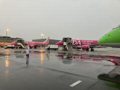 朝の名古屋空港は、カラフルなFDAが揃って賑やかです。
この名古屋空港、飛行機に乗るまで空港内階段が一切ありません。