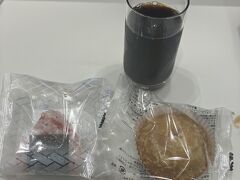 羽田出発遅れで30分遅延。
ゆっくりご飯は食べられないのでラウンジ飯。
ノンステイタスだったらゾッとしますね。ご飯食べる時間ない&#128166;