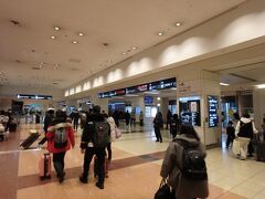 羽田空港のスポット（駐機場）が混雑していたために滑走路に着陸してから降機まで時間がかかってしまった。
