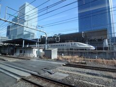 品川駅を出てしばらくすると東京駅に到着。JR東日本の新幹線が見えた。