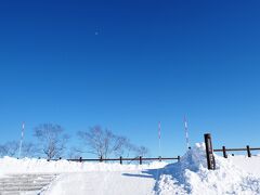 摩周湖第一展望台に到着
2019年『冬の北海道９つの絶景巡り』というツアーで来た時、猛吹雪で何も見られなかったのがここ！　