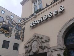 ミュンヘンに来たら食べるべきと言われている白ソーセージを食べに"Schneider Bräuhaus München"に来ました。オープン時間の9時に行ったのに、すでにたくさんの人が訪れてて驚きました。