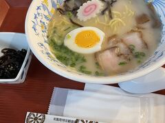 ちょうどお昼になったので、鹿児島ラーメンを食べました。
鹿児島でのラーメンというと豚骨ベースの白いスープが特徴のラーメンがでてきます。
黒豚のチャーシュー美味しかったです！