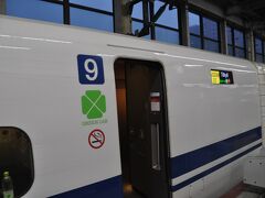 　広島駅から山陽新幹線に乗ります。
　新大阪駅までグリーン車利用です。