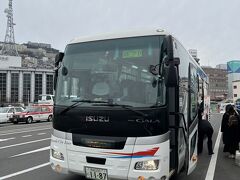 長崎空港から長崎駅まではバスで。
鉄道で検索したら、やたら金額が高いのと時間は変わらないので一択ですね。
脇のトランクルームから荷物は自分で取り出す。
「あっ、いいですよ。取ってもらって。」
「？」驚いた。
