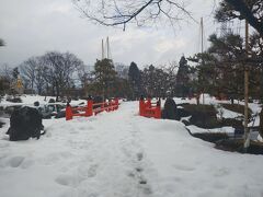 紫ゆかりの館の後は紫式部公園に行きました。
紫式部公園は世界的偉大な女流文学者の紫式部がこの地を訪れたことを記念して、整備された歴史的公園です。園内には施設として紫式部像・紫式部歌碑・釣殿・泉池・自由広場・藤棚などがあります。
平安時代の文学者である紫式部は、若き日の約1年半を武生で暮らしました。入園は自由となっています。