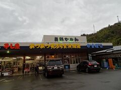 雨がやみそうにないので

観光は諦めて帰る事に( ;∀;)

途中で海鮮のお店に寄りました