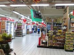 またまた歩いてスーパーに来ました（カルフール）

かなり大きい店舗だと思います
台湾ビール、調味料、麺を購入