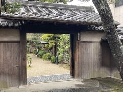 昭和初期に米穀商の岩崎明三郎によってつくられた京風庭園、尚古荘です。