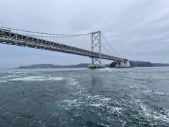 船上ですっかり冷え切ってしまった、、、

このあと、船を降りて「道の駅福良」でお土産を見て、「おのころ島神社」にも行こうと思ったけど、、、
まったりとしたかったので、宿泊先の「休暇村南淡路」へ向かいました。