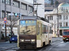 市電「十字街停留所」から乗車して函館駅へ向かいます、

５系統・湯の川行が来ました、３０００形車両は五勝手屋号なので江差の老舗菓子屋・五勝手屋本舗は羊羹でお馴染みです。
車体の色合いも羊羹色でぴったりですよ！。