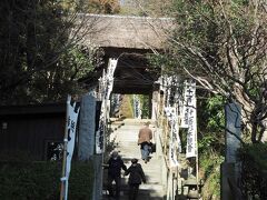 杉本寺の門前

杉本寺の前を通り浄妙寺へ向かいます。
（門前で失礼しました。）