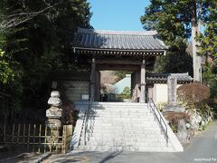 浄妙寺の門前　14:20頃

この日の目的の一つ「春の妖精」に会えるでしょうか？
寺の名前は「浄妙寺」、ここの地名は「浄明寺」。
（こちらの拝観料は100円。値上げが多い中、嬉しいですね。）
