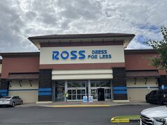 そして同じ敷地にあった「ROSS」と言うお店
訳が分からないまま入ってみましたが、売れ残り品や倉庫在庫品などを安く売っているお店でした。

アロハがたくさんあったので、親爺様に1枚、奥様はハワイアン生地を購入しました。
