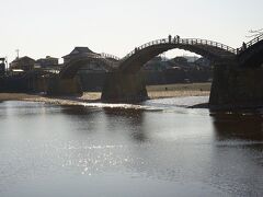 ●錦帯橋

とっても美しい錦帯橋。木造の橋。
国指定の名勝です。
一番最初にこの橋がかけられたのは、1673年。現在の橋の原型となる木造の橋でした。しかし、錦川の洪水により、すぐに流失してしまいました。
改良を加え、翌年には、2代目の橋がかけられました。この橋は、1950年の台風による流失まで約276年、非常に長い間、保ちました。
現在の橋は、1953年のもの。劣化した木造部分を架け替えるなどの作業をして、現在に至っています。