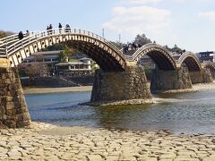 ●錦帯橋

渡るのも楽しいですが、やっぱり錦帯橋は、この形、この「美」ですよね。
特に真ん中の3連の形が美しい！
