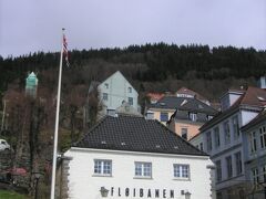 ケーブルカーでフロイエン山にのぼります。
あ、なんか民族衣装っぽい姿のヒトビトがいますね。なんだろう。