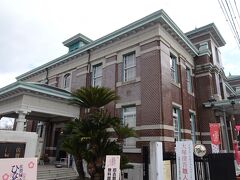 旧古賀銀行は、商工会議所や労働会館に転用された後、佐賀市歴史民俗館となっています。古いお雛様など、貴重な飾りを観ることができます。