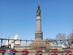 中央大街の北端にある防洪纪念塔。1957年、洪水に見舞われた時に建てられた。正式名称は治水勝利記念塔。なお、周囲に配置されてるのは白い石像かと思いきや雪像だった。