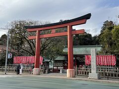 歴史博物館からテクテクテクテク歩いて、到着しました。
ここの神社の中に、大河ドラマ館あって、そこもQRコードを読まなければいけないスポットです。QRコードは入口のところにあるので、中に入らなくても読むことができます。
ていうか、あれ？この神社…、国盗りの冬キャンのスポットだ！
静岡浅間神社です。

今は、歴史博物館と大河ドラマ館の間をバスが走っているので、歩かなくても行き来できますよ(^^)。ちょっと、思ったより距離があるんですよね…。