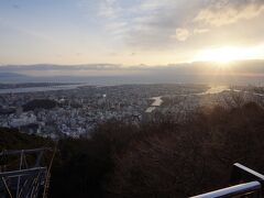 徳島を代表する観光スポットの一つ、眉山。
この光景を見れば納得です。
ですが遮るものがない山頂は風が強く、寒い！
この時点で展望台にいたのは私一人でした。