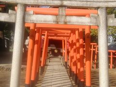 拝殿右手の摂社―阿那稲荷神社の鳥居列
