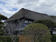 こちらは旧戸島家住宅。入場料100円。旧柳川藩士の隠宅として建てられた数寄屋風の意匠を持つ葦葺屋根の建物です。