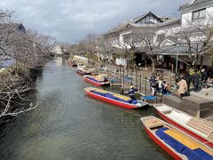 柳川駅に川下りの受付カウンターがあってそこで人の流れに乗って申し込み、駅からバスにて川下りの発着場まで移動。